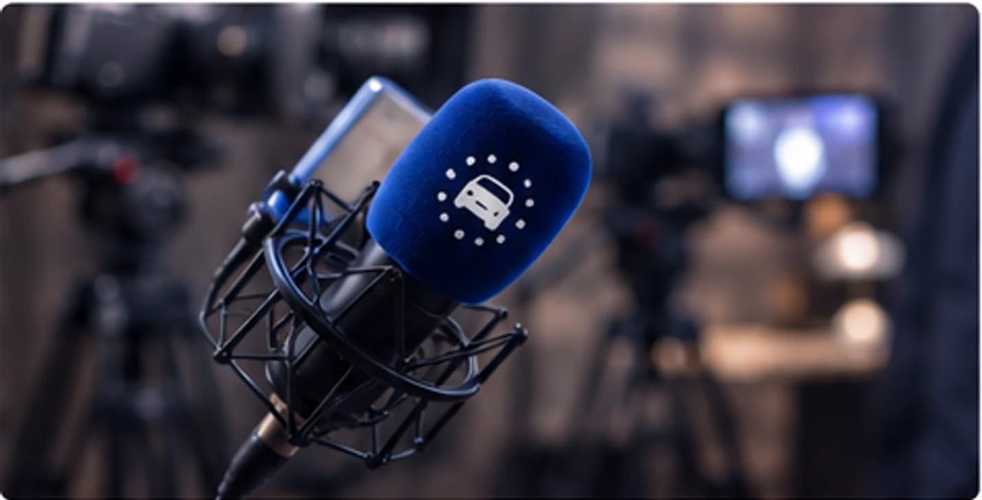 Micro de studio aux couleurs de l’Europe devant des caméras de télévision